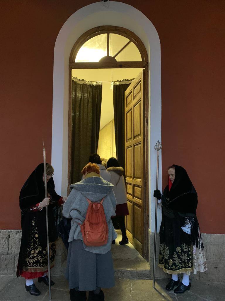 La diputada va a buscar con la música a la mayordoma y después van a misa con todas la cofrades. 