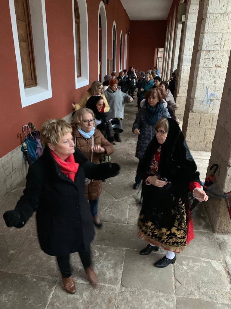 La diputada va a buscar con la música a la mayordoma y después van a misa con todas la cofrades. 