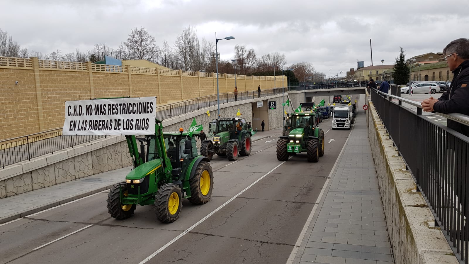 Unas 3.000 personas, acompañados por unos 300 sectores, según cifras aportadas por los organizadores, han recorrido este jueves las calles de la ciudad de Salamanca para «hacerse oír» y «pedir apoyo» para el campo.