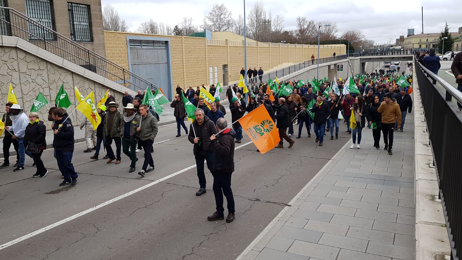 Unas 3.000 personas, acompañados por unos 300 sectores, según cifras aportadas por los organizadores, han recorrido este jueves las calles de la ciudad de Salamanca para «hacerse oír» y «pedir apoyo» para el campo.