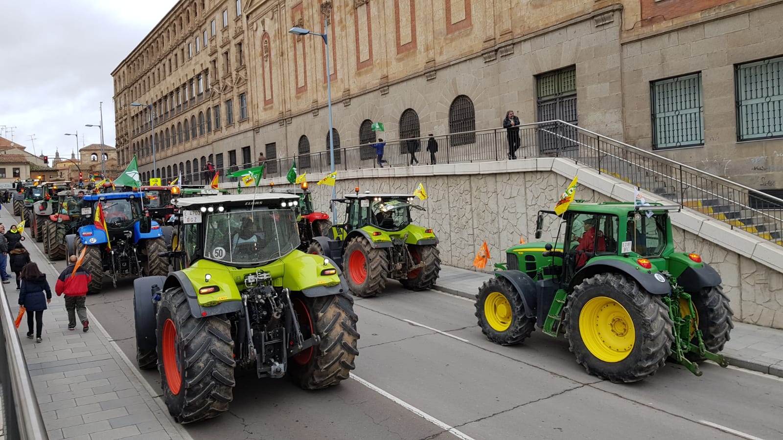 Unas 3.000 personas, acompañados por unos 300 sectores, según cifras aportadas por los organizadores, han recorrido este jueves las calles de la ciudad de Salamanca para «hacerse oír» y «pedir apoyo» para el campo.