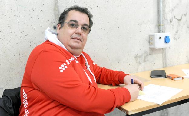 David Nieto, en la mesa durante el partido que arbitró en el Colegio La Nava de Laguna de Duero el pasado fin de semana