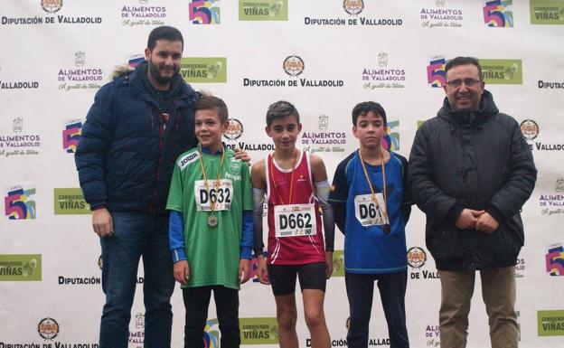 Una de las entregas de premios a cargo de las autoridades de Pedrajas de San Esteban.