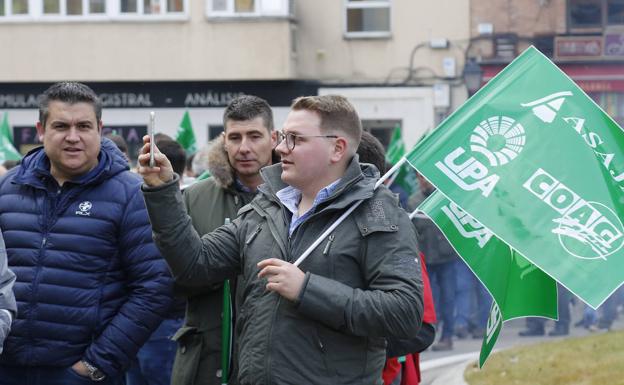 Un manifestante fotografía la protesta del campo, ayer, en Palencia. 