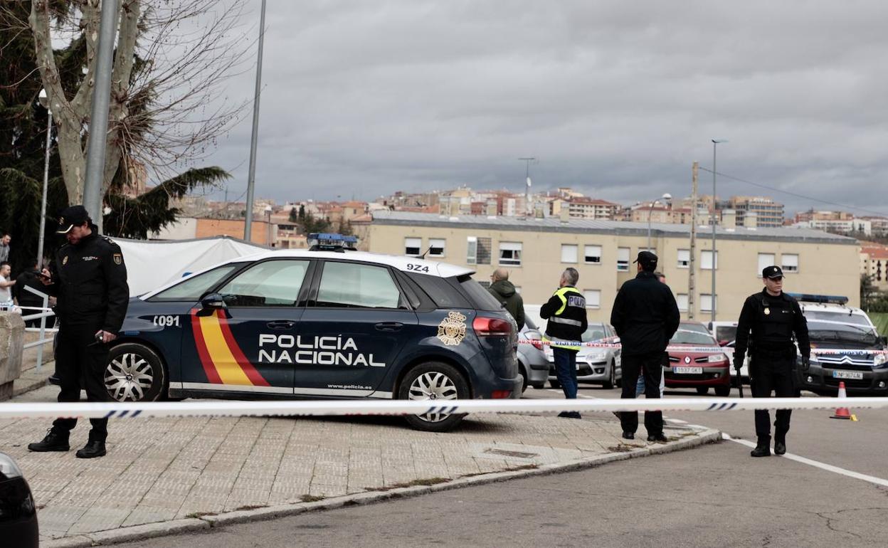 Agentes policiales, en la zona en la que se produjo el tiroteo.