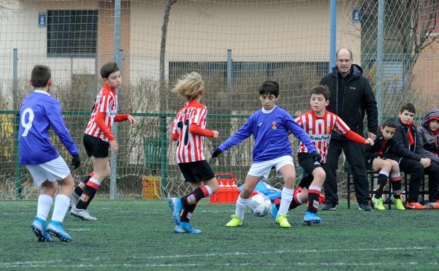 El jugador del Unión Arroyo protege el esférico.