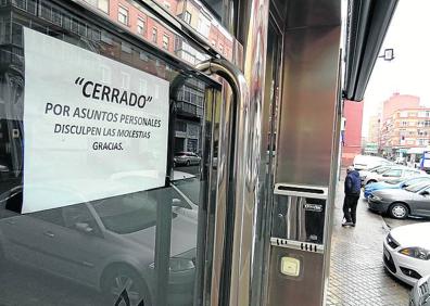 Imagen secundaria 1 - Uno de los detenidos y dinero encautado en la Operación Permanente. En el centro, cartel de cerrado en la peluquería de dos de los sospechosos en la calle Cádiz.