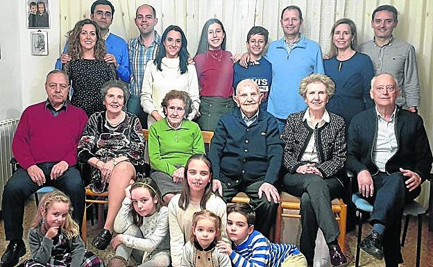 Tirsa Manso el día de su cumpleaños, rodeada de sus familiares. 