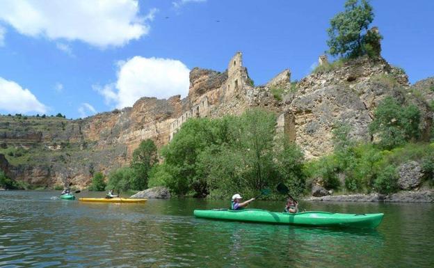 Tres piraguas recorren el río Duratón en la zona del parque natural de las Hoces. 