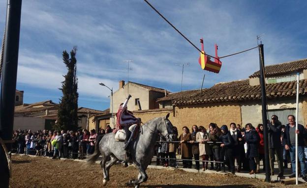 Carrera de cintas a caballo en Tordehumos con motivo de las fiestas de Las Candelas, en años anteriores. 