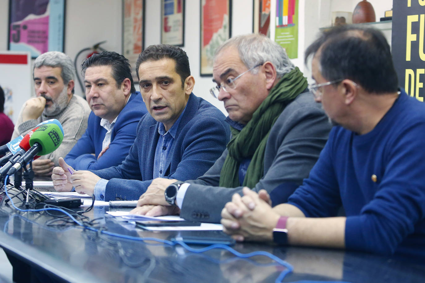 Responsables de UGT, CCOO y UPL comparecen para hablar sobre la propuesta de la Mesa por el Futuro de León. En la imagen, el secretario provincial de CCOO, Xosepe Vega; el secretario general de la UPL, Luis Mariano Santos; el secretario de CCOO en Castilla y León, Vicente Andrés; el vicesecretario de UGT en Castilla y León, Evelio Angulo y el secretario provincial de UGT, Enrique Reguero.