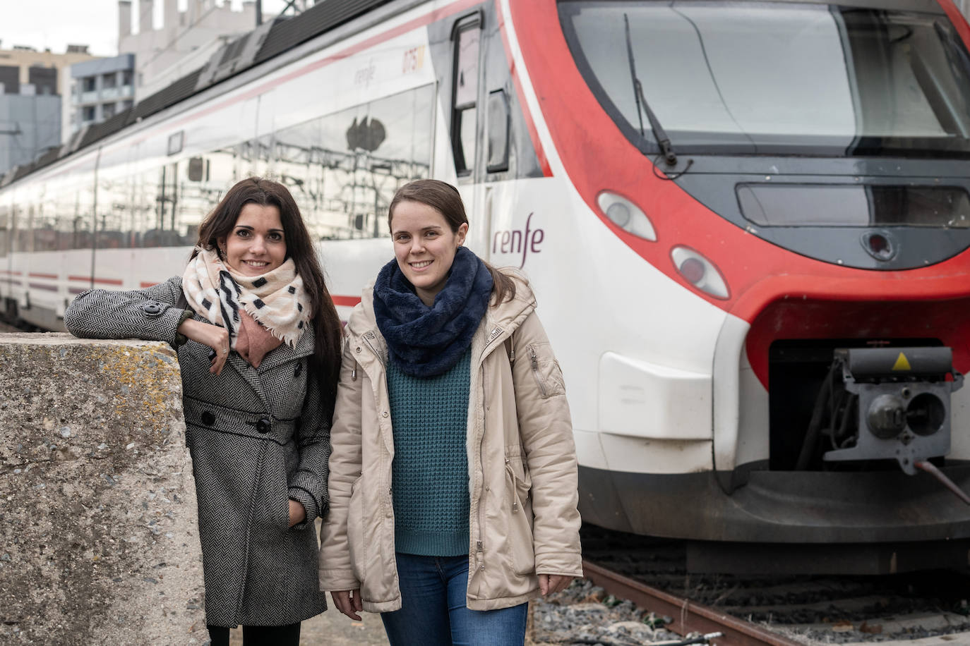 Eva García y Laura Martín, viajeras habituales de la línea de tren entre Ávila y Valladolid, en la estación de trenes de Ávila.