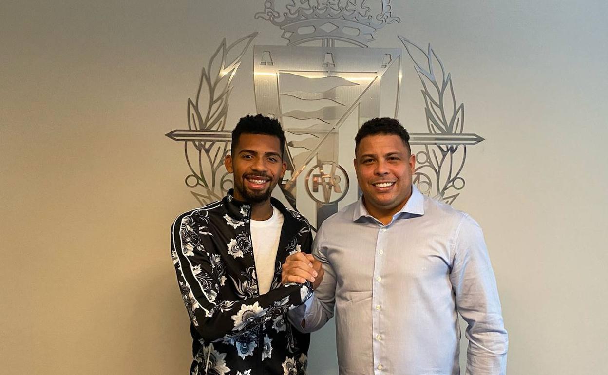 Matheus Fernandes y Ronaldo en las oficinas del club en Madrid .