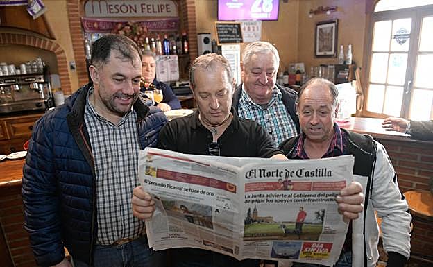 Clientes del Mesón Felipe leen El Norte antes de ir a las carreras.