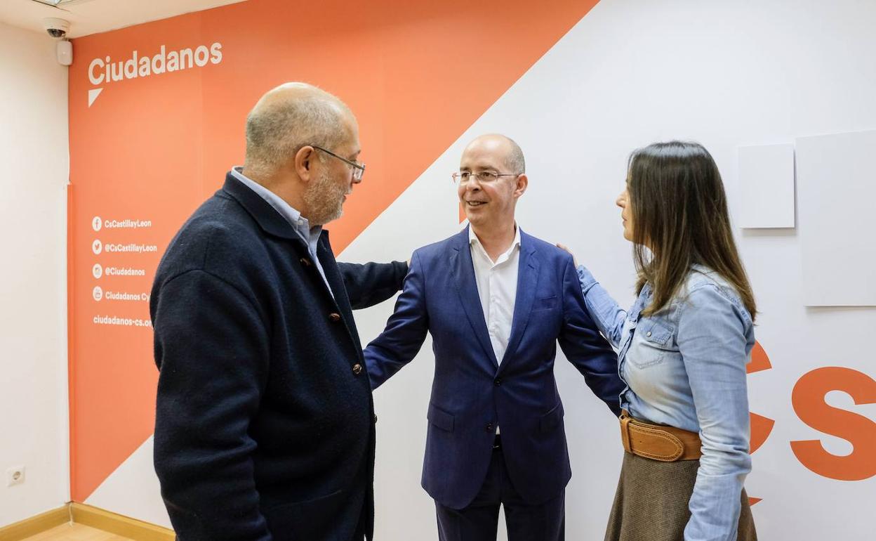 Igea saluda a Martín Antolín, en su presentación como candidato al Ayuntamiento de Valladolid el pasado mes de abril. 