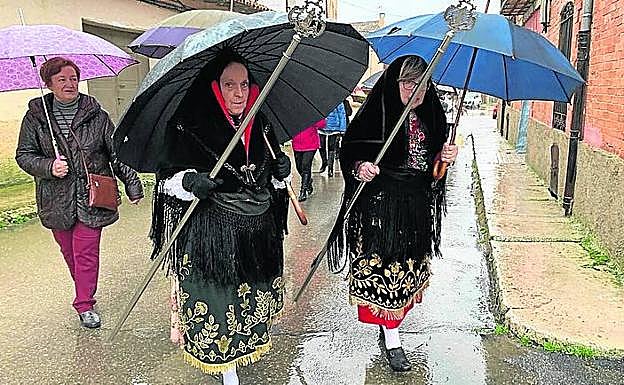 La diputada y la mayordoma ayer, en las vísperas de Tiedra.