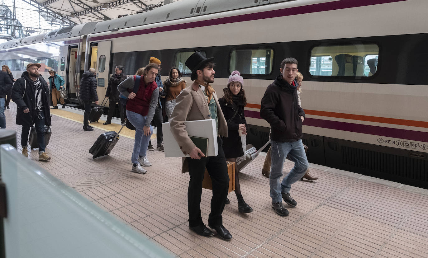 El escritor se reencarna y viajará en el Avant desde la capital de España a Valladolid todos los sábados hasta noviembre para promocionar un paquete turístico. 