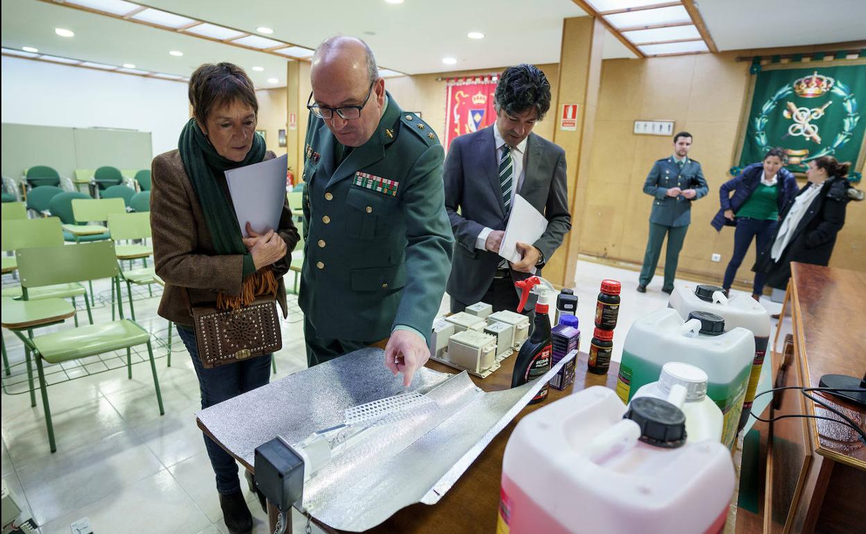 La delegada del Gobierno en Castilla y León, Mercedes Martín (i), acompañada por el subdelegado en Ávila, Arturo Barral (d), y por el teniente coronel jefe de la Comandancia de la Guardia Civil de esta provincia, Miguel Ángel Balbás (c), durante la presentación de la operación denominada 'Matchalo', que ha permitido localizar un laboratorio clandestino de marihuana en Ávila. 