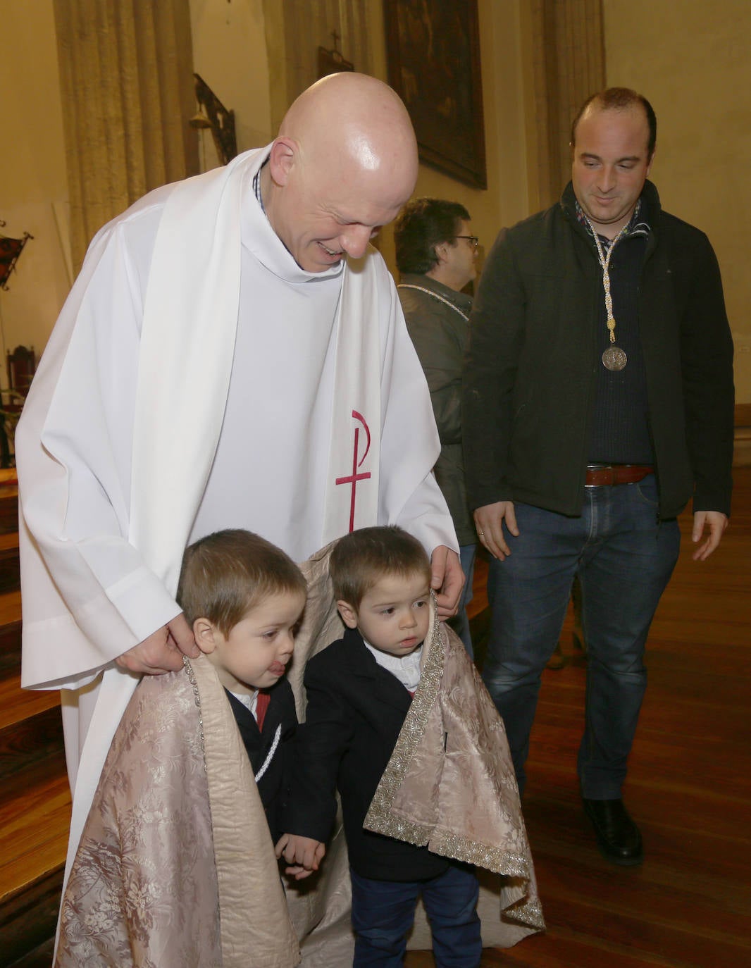 Los niños palentinos se protegen con el manto de la patrona. 