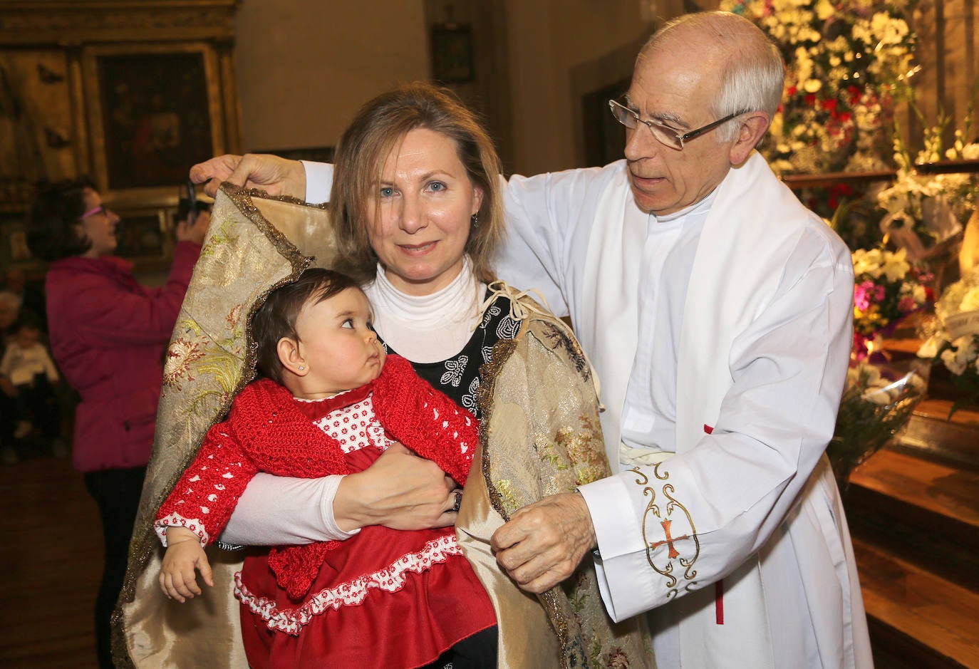 Los niños palentinos se protegen con el manto de la patrona. 