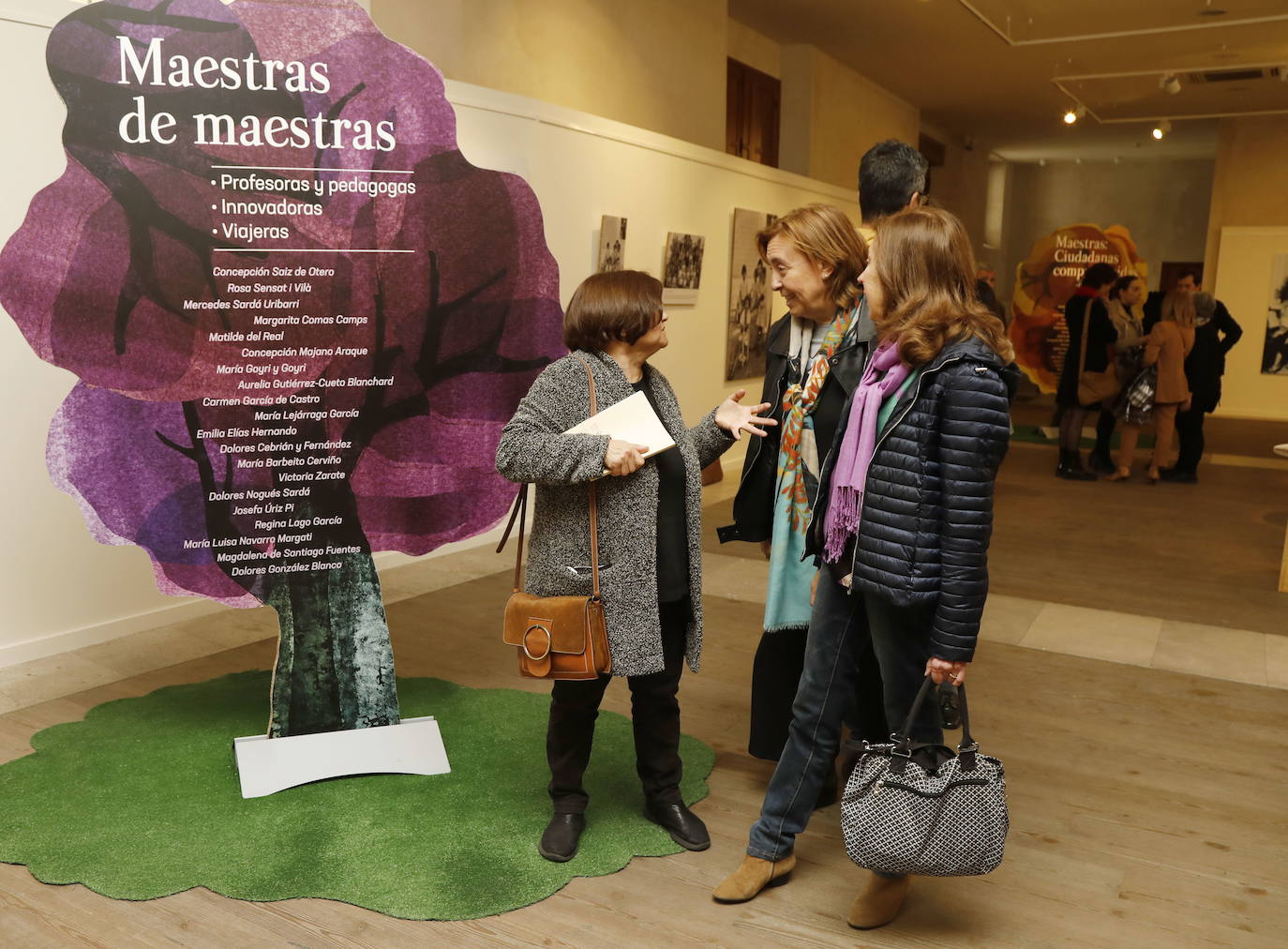 Carmen Alario, en el centro, con otras dos profesoras de la UVA, en una exposición en la Casa Junco. 
