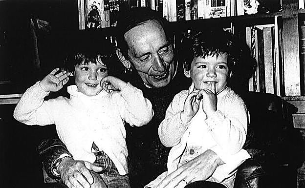 Siete hermanos, siete hijos... y un montón de nietos, como estos dos de la fotografía. Quizá porque siempre estuvo rodeado de ellos, los niños tienen un protagonismo muy especial en la literatura de Delibes. Para el escritor, lo mejor de un niño es que puede serlo todo. 