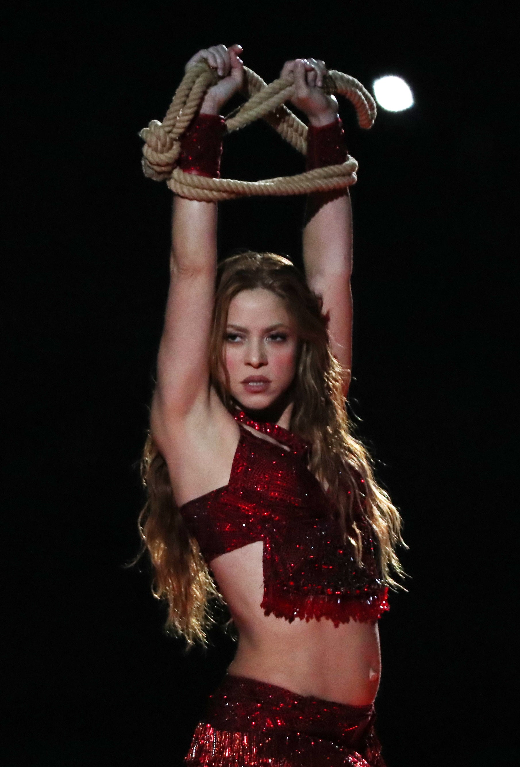 Fotos: Shakira y JLo desatan la locura en la Super Bowl: 6 looks en 12 minutos (y uno de ellos a la venta)