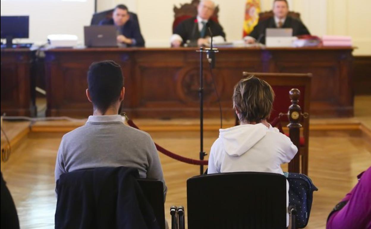 La Audiencia Provincial de León juzga a una mujer que presuntamente fingió malos tratos y secuestro de su ex pareja, a quien acusó de derramar pegamento en sus partes íntimas. 