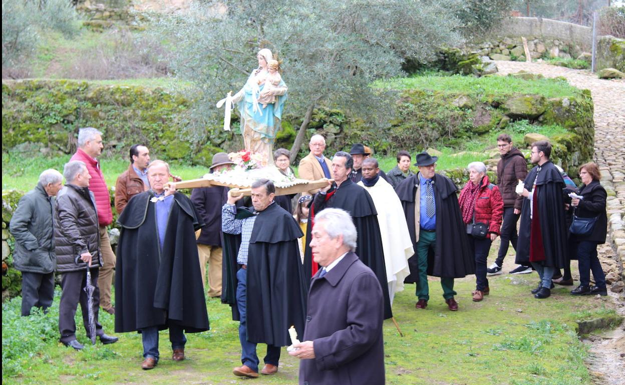 Las velas de la Virgen y el niño Jesús permanecieron ayer encendidas en Miranda del Castañar. 