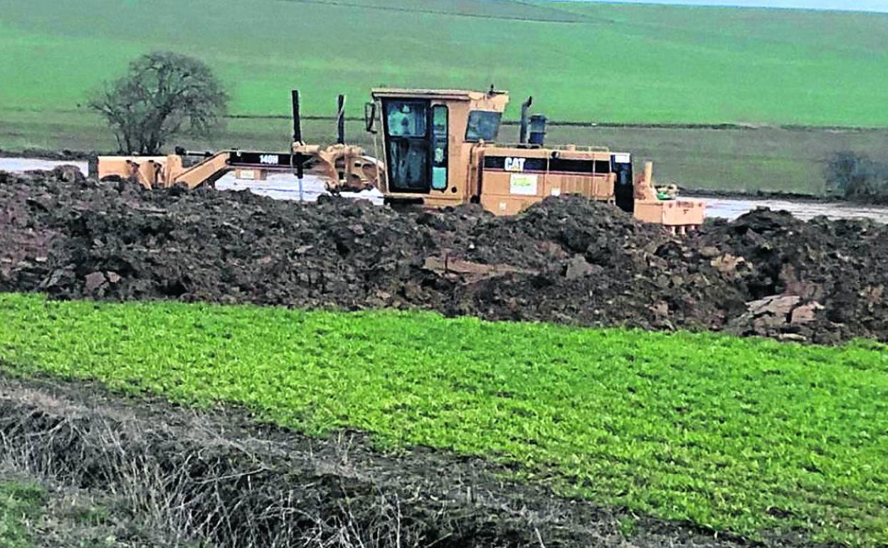 Las máquinas trabajan en el nuevo parque eólico de Encinillas. 