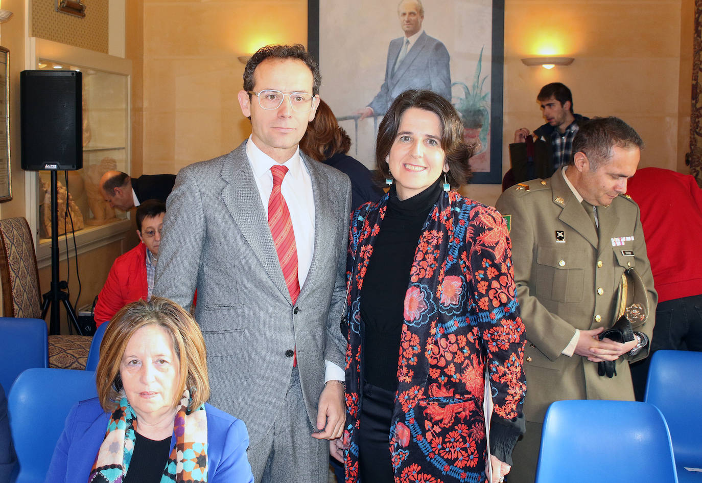 Paloma Serrano Postigo, junto a su marido durante su toma de posesión como nueva Defensora de la Ciudadanía de Segovia.