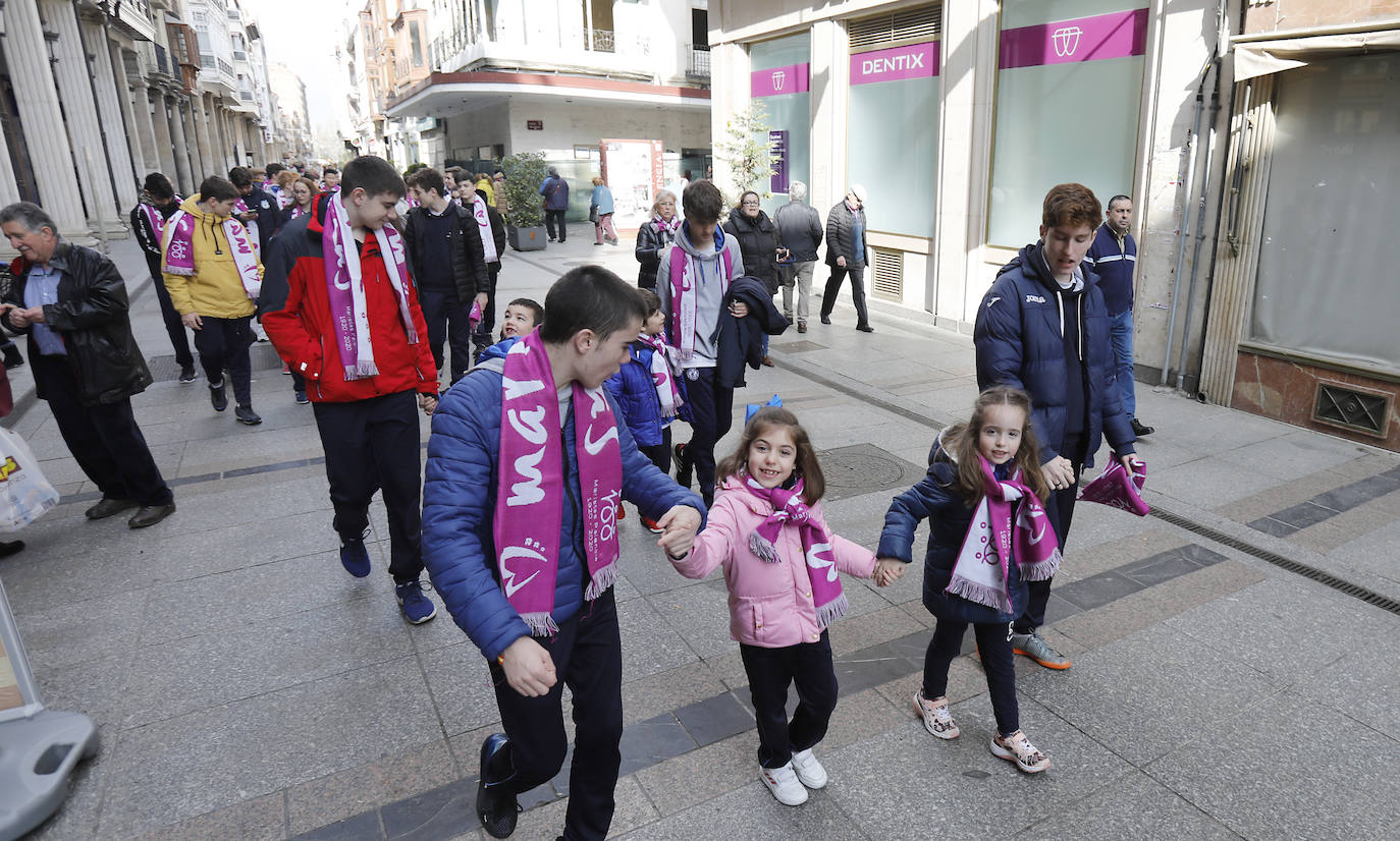 El colegio Maristas de Palencia celebra su centenario en la Plaza Mayor.