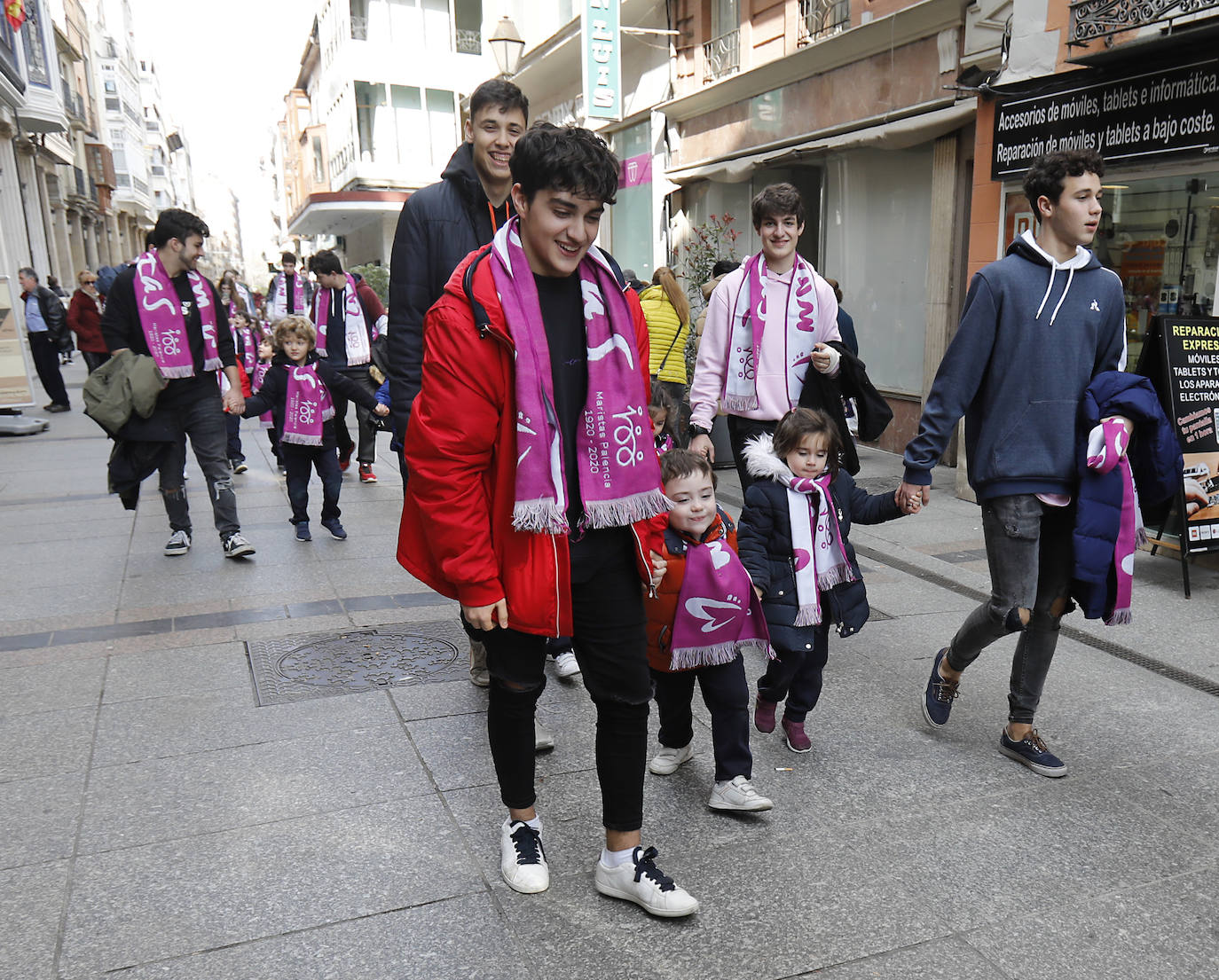 El colegio Maristas de Palencia celebra su centenario en la Plaza Mayor.