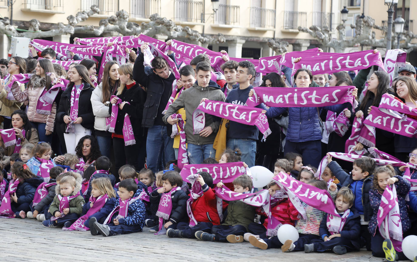 El colegio Maristas de Palencia celebra su centenario en la Plaza Mayor.