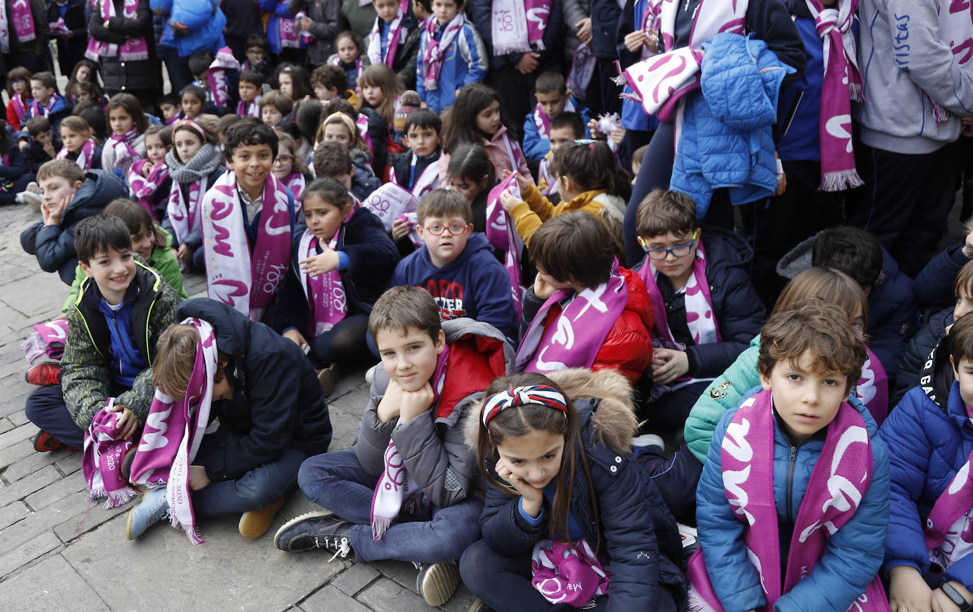 El colegio Maristas de Palencia celebra su centenario en la Plaza Mayor.