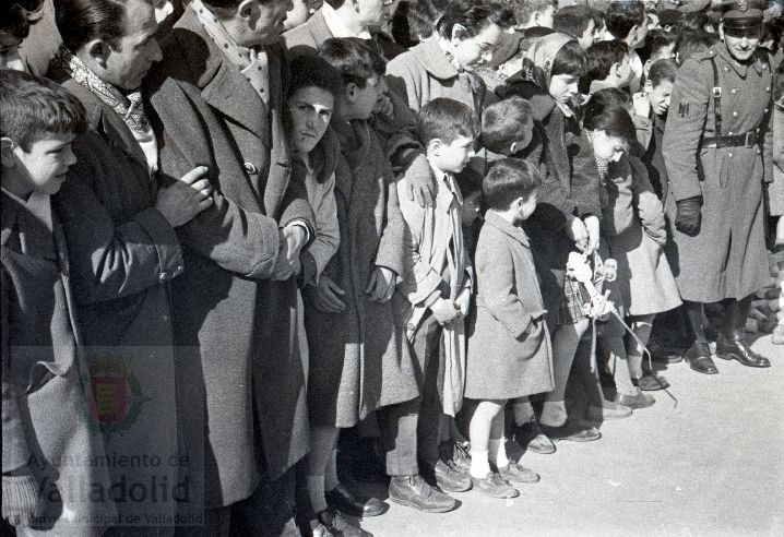 El domingo 19 de enero de 1958, veinte mil personas presenciaron la prueba que se celebró en el paseo alto de las Moreras | La prueba consistió en formar una barrera humana sobre una moto Vespa con diez y siete hombres abordo y así recorrer más de quinientos metros, batiendo el récord mundial que los ingleses habían establecido días antes | La 'Vespa' era conducida por Virgilio Collantes, el gran héroe del día