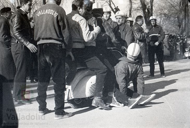 El domingo 19 de enero de 1958, veinte mil personas presenciaron la prueba que se celebró en el paseo alto de las Moreras | La prueba consistió en formar una barrera humana sobre una moto Vespa con diez y siete hombres abordo y así recorrer más de quinientos metros, batiendo el récord mundial que los ingleses habían establecido días antes | La 'Vespa' era conducida por Virgilio Collantes, el gran héroe del día