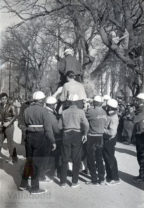 El domingo 19 de enero de 1958, veinte mil personas presenciaron la prueba que se celebró en el paseo alto de las Moreras | La prueba consistió en formar una barrera humana sobre una moto Vespa con diez y siete hombres abordo y así recorrer más de quinientos metros, batiendo el récord mundial que los ingleses habían establecido días antes | La 'Vespa' era conducida por Virgilio Collantes, el gran héroe del día