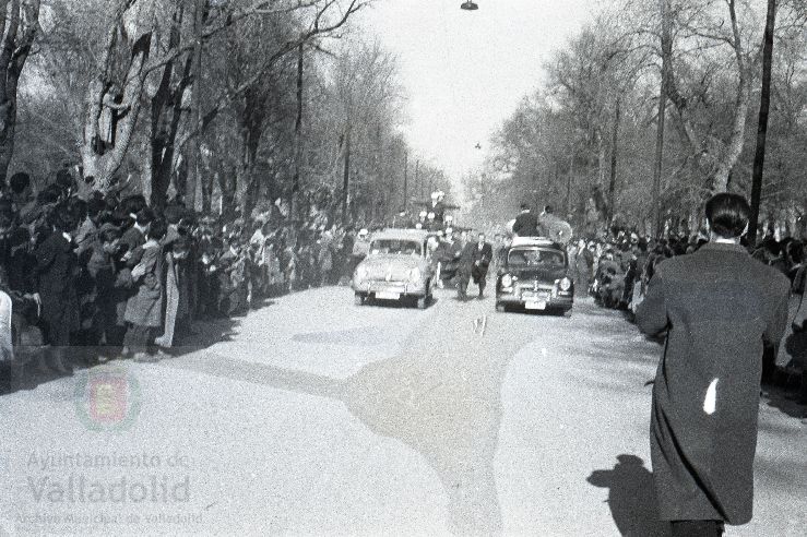 El domingo 19 de enero de 1958, veinte mil personas presenciaron la prueba que se celebró en el paseo alto de las Moreras | La prueba consistió en formar una barrera humana sobre una moto Vespa con diez y siete hombres abordo y así recorrer más de quinientos metros, batiendo el récord mundial que los ingleses habían establecido días antes | La 'Vespa' era conducida por Virgilio Collantes, el gran héroe del día