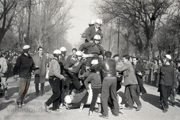 El domingo 19 de enero de 1958, veinte mil personas presenciaron la prueba que se celebró en el paseo alto de las Moreras | La prueba consistió en formar una barrera humana sobre una moto Vespa con diez y siete hombres abordo y así recorrer más de quinientos metros, batiendo el récord mundial que los ingleses habían establecido días antes | La 'Vespa' era conducida por Virgilio Collantes, el gran héroe del día