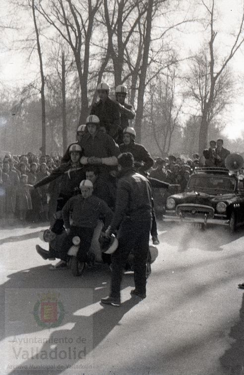 El domingo 19 de enero de 1958, veinte mil personas presenciaron la prueba que se celebró en el paseo alto de las Moreras | La prueba consistió en formar una barrera humana sobre una moto Vespa con diez y siete hombres abordo y así recorrer más de quinientos metros, batiendo el récord mundial que los ingleses habían establecido días antes | La 'Vespa' era conducida por Virgilio Collantes, el gran héroe del día