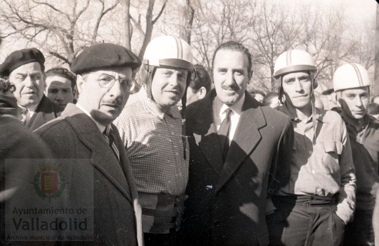 El domingo 19 de enero de 1958, veinte mil personas presenciaron la prueba que se celebró en el paseo alto de las Moreras | La prueba consistió en formar una barrera humana sobre una moto Vespa con diez y siete hombres abordo y así recorrer más de quinientos metros, batiendo el récord mundial que los ingleses habían establecido días antes | La 'Vespa' era conducida por Virgilio Collantes, el gran héroe del día