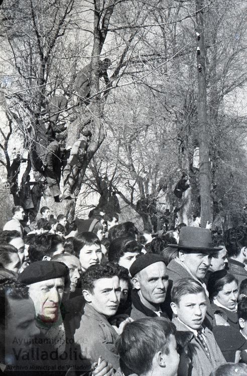 El domingo 19 de enero de 1958, veinte mil personas presenciaron la prueba que se celebró en el paseo alto de las Moreras | La prueba consistió en formar una barrera humana sobre una moto Vespa con diez y siete hombres abordo y así recorrer más de quinientos metros, batiendo el récord mundial que los ingleses habían establecido días antes | La 'Vespa' era conducida por Virgilio Collantes, el gran héroe del día