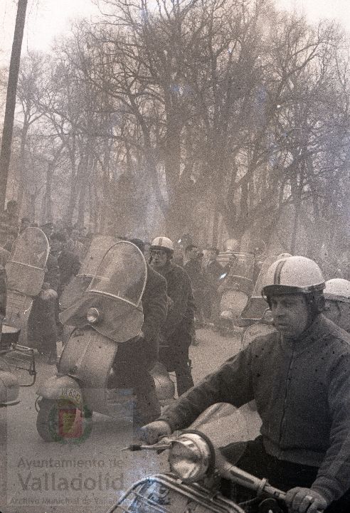 El domingo 19 de enero de 1958, veinte mil personas presenciaron la prueba que se celebró en el paseo alto de las Moreras | La prueba consistió en formar una barrera humana sobre una moto Vespa con diez y siete hombres abordo y así recorrer más de quinientos metros, batiendo el récord mundial que los ingleses habían establecido días antes | La 'Vespa' era conducida por Virgilio Collantes, el gran héroe del día