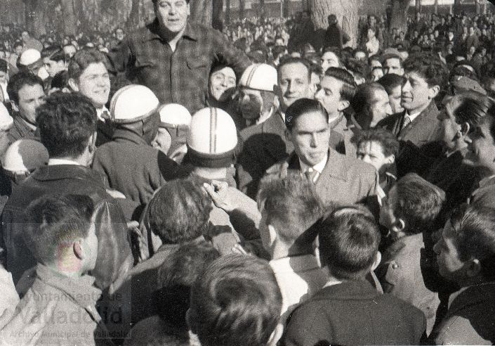 El domingo 19 de enero de 1958, veinte mil personas presenciaron la prueba que se celebró en el paseo alto de las Moreras | La prueba consistió en formar una barrera humana sobre una moto Vespa con diez y siete hombres abordo y así recorrer más de quinientos metros, batiendo el récord mundial que los ingleses habían establecido días antes | La 'Vespa' era conducida por Virgilio Collantes, el gran héroe del día