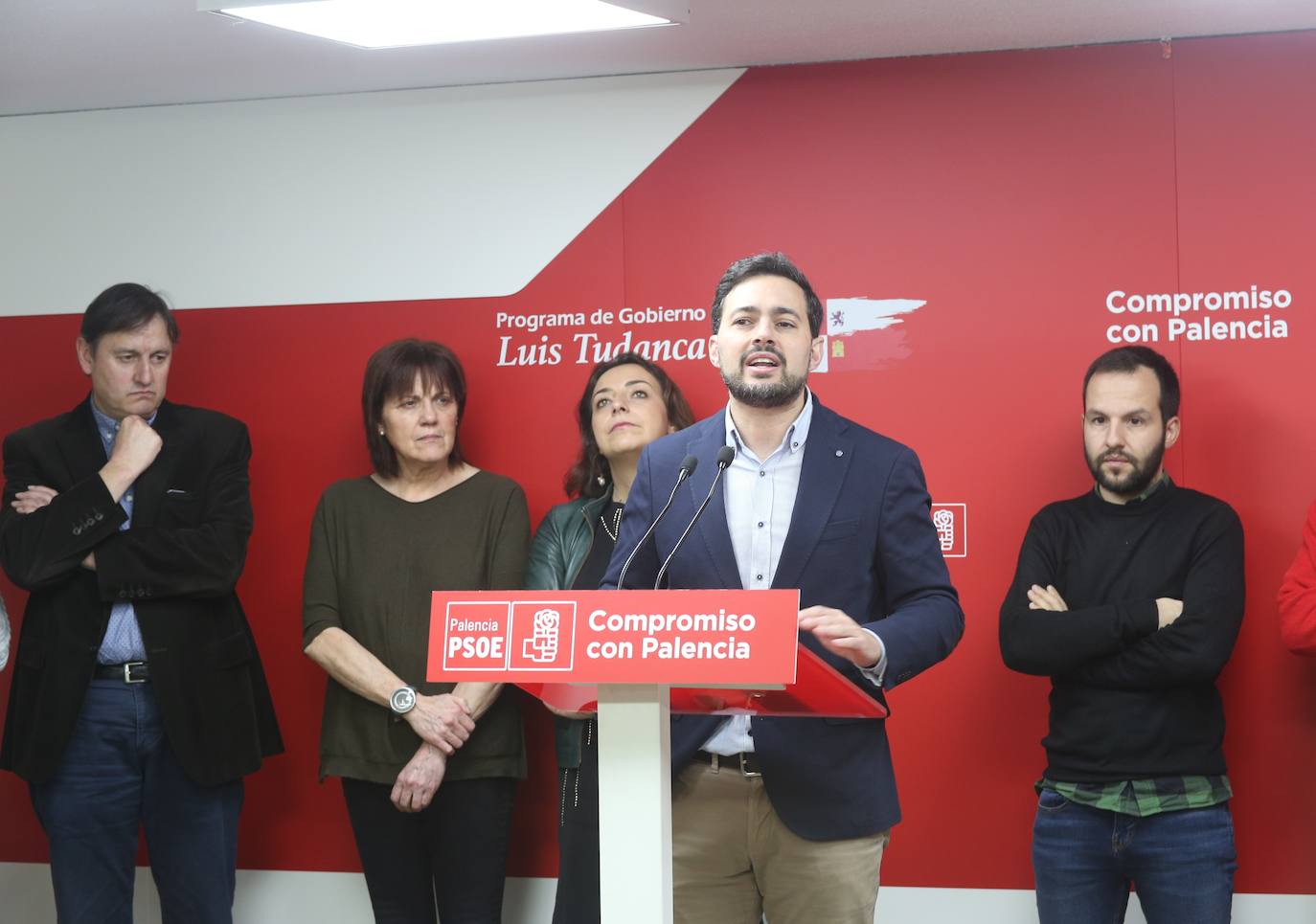 La secretaria general del PSOE de Palencia, Miriam Andrés (3I); y el coordinador de Sanidad del Grupo Parlamentario Socialista en las Cortes, Diego Moreno (2D), informan, acompañados por los alcaldes de Barruelo y Brañosera, Cristian Delgado (D) y Jesús Mediavilla (I) sobre las guardias médicas de Barruelo de Santullán.