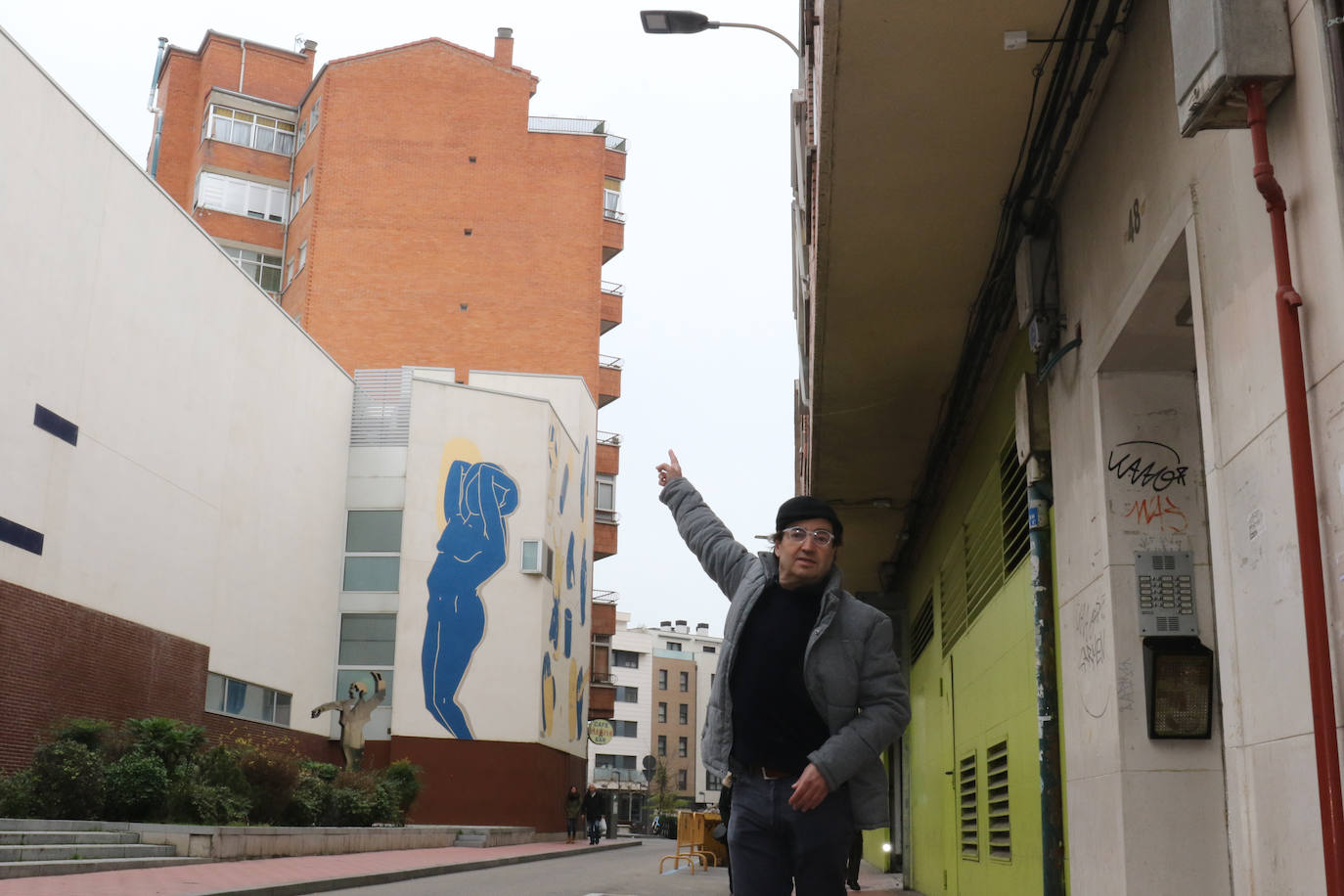 Dibujo en la medianeria del centro cívico Bailarin Vicente Escudero.