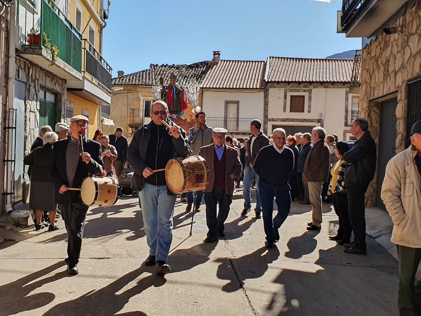 El Maíllo, Nava de Francia, Santibáñez, Fuentes de Béjar, Herguijuela y San Miguel de Valero celebran esta festividad en la que las gargantillas se convirtieron en protagonistas de la jornada