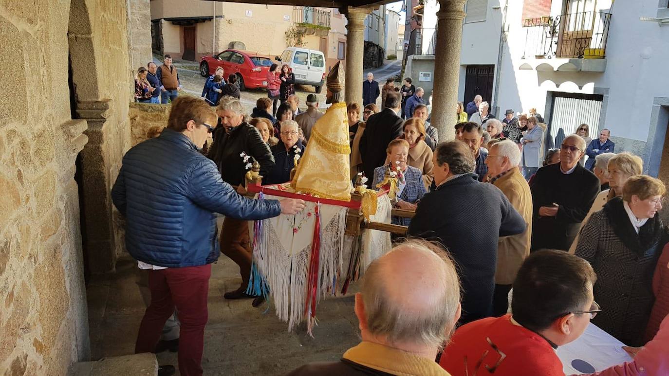 El Maíllo, Nava de Francia, Santibáñez, Fuentes de Béjar, Herguijuela y San Miguel de Valero celebran esta festividad en la que las gargantillas se convirtieron en protagonistas de la jornada