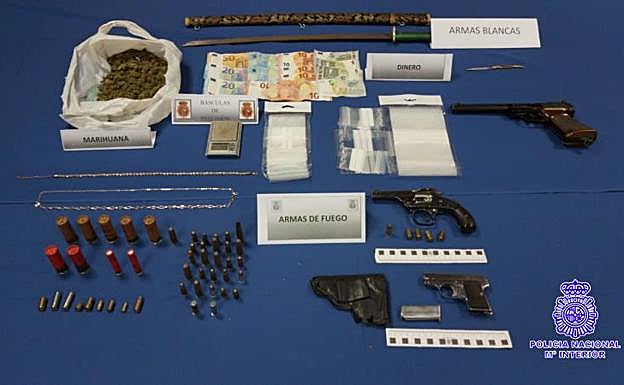 Drogas y armas (incluidas dos pistolas) intervenidas en la vivienda de los detenidos en Girón.
